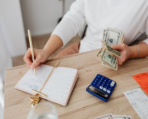 A notebook focusing on newcomer settlement costs and remote work expenses